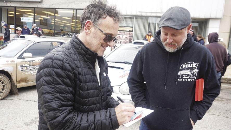 Vivian Campbell (rockstar) signing autograph