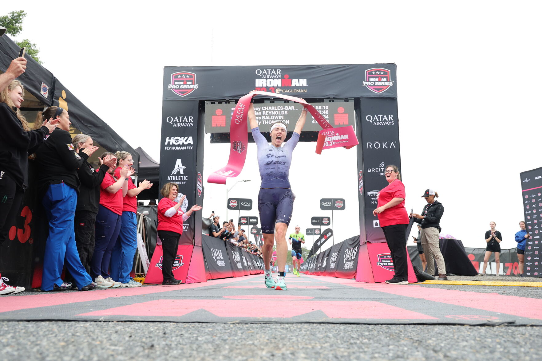 Sam Long avanza con fuerza durante la carrera