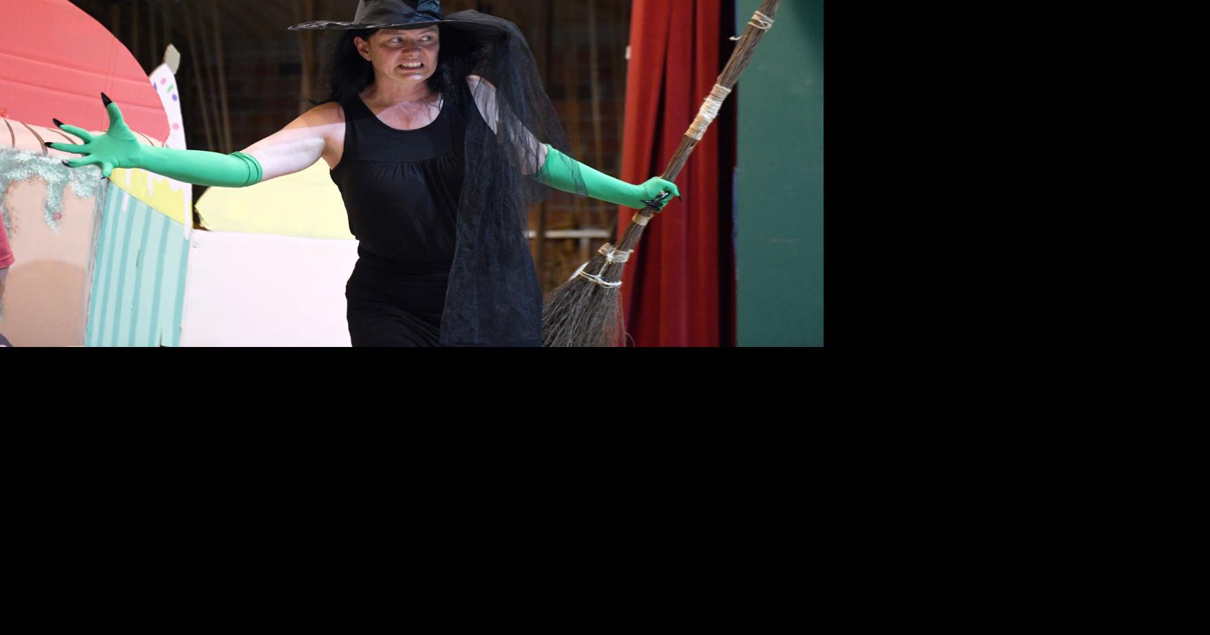 'The Wizard of Oz' dinner theater rehearsal
