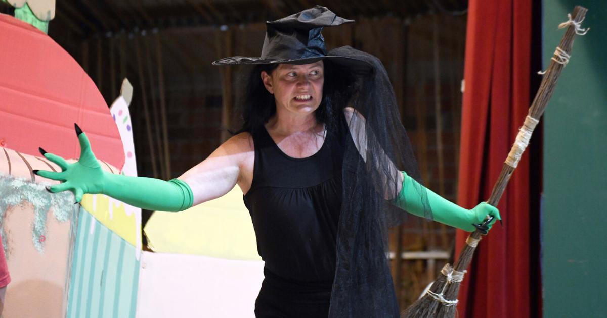 'The Wizard of Oz' dinner theater rehearsal