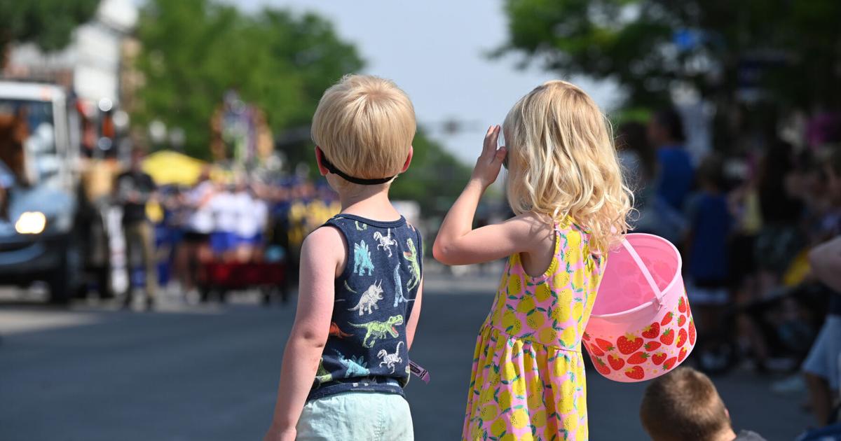 City council approves resolution to prohibit parade chair placement before Thursday night