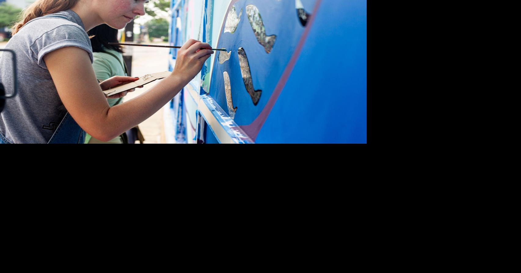 UTA alumni paint Arlington’s newest mural on Center for Entrepreneurship and Technology Development | News