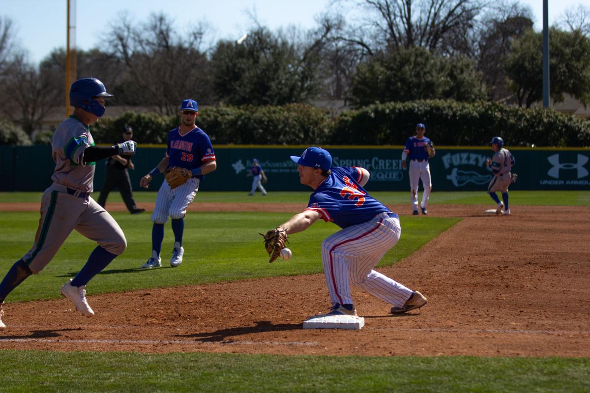 Photos: UTA baseball sweeps Islanders