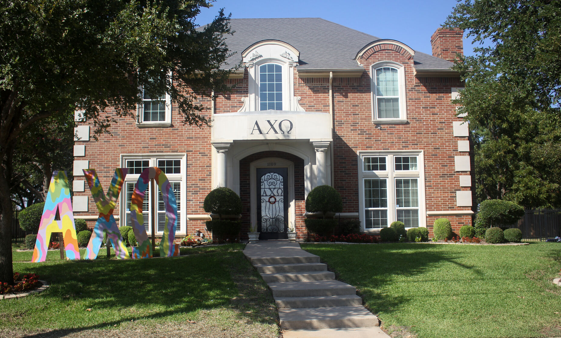 UTA fraternities sororities drum up interest in Greek life as in