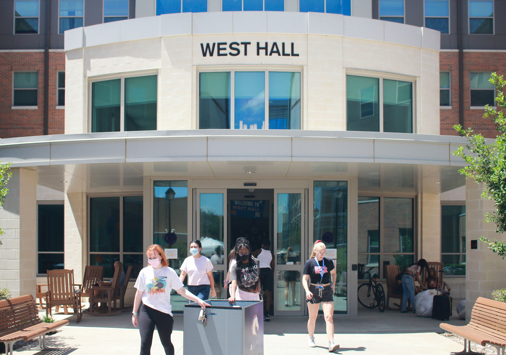 Photos UTA volunteers assist students, their families during Residence