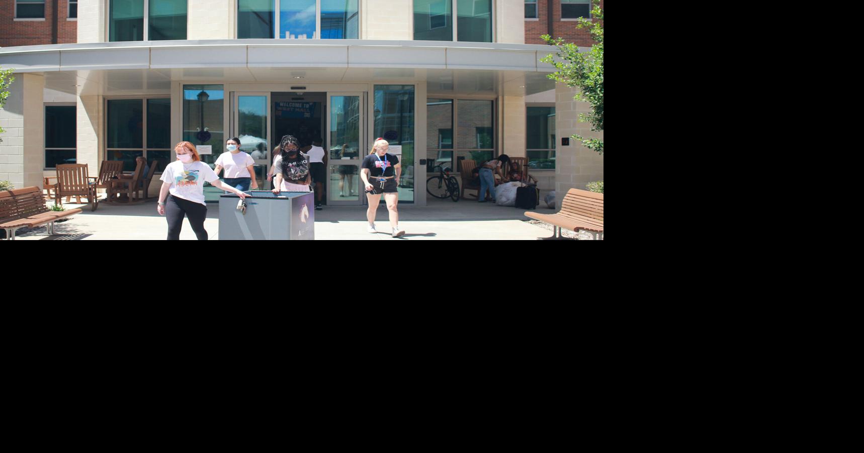 Photos UTA volunteers assist students, their families during Residence