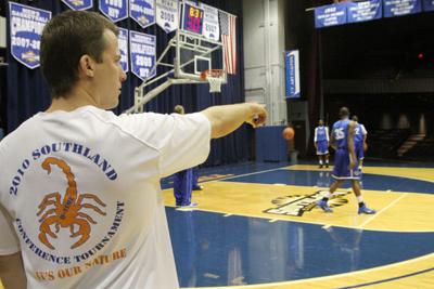 Ut Arlington Basketball Head Coach Scott Cross Uses Aesop S Fable