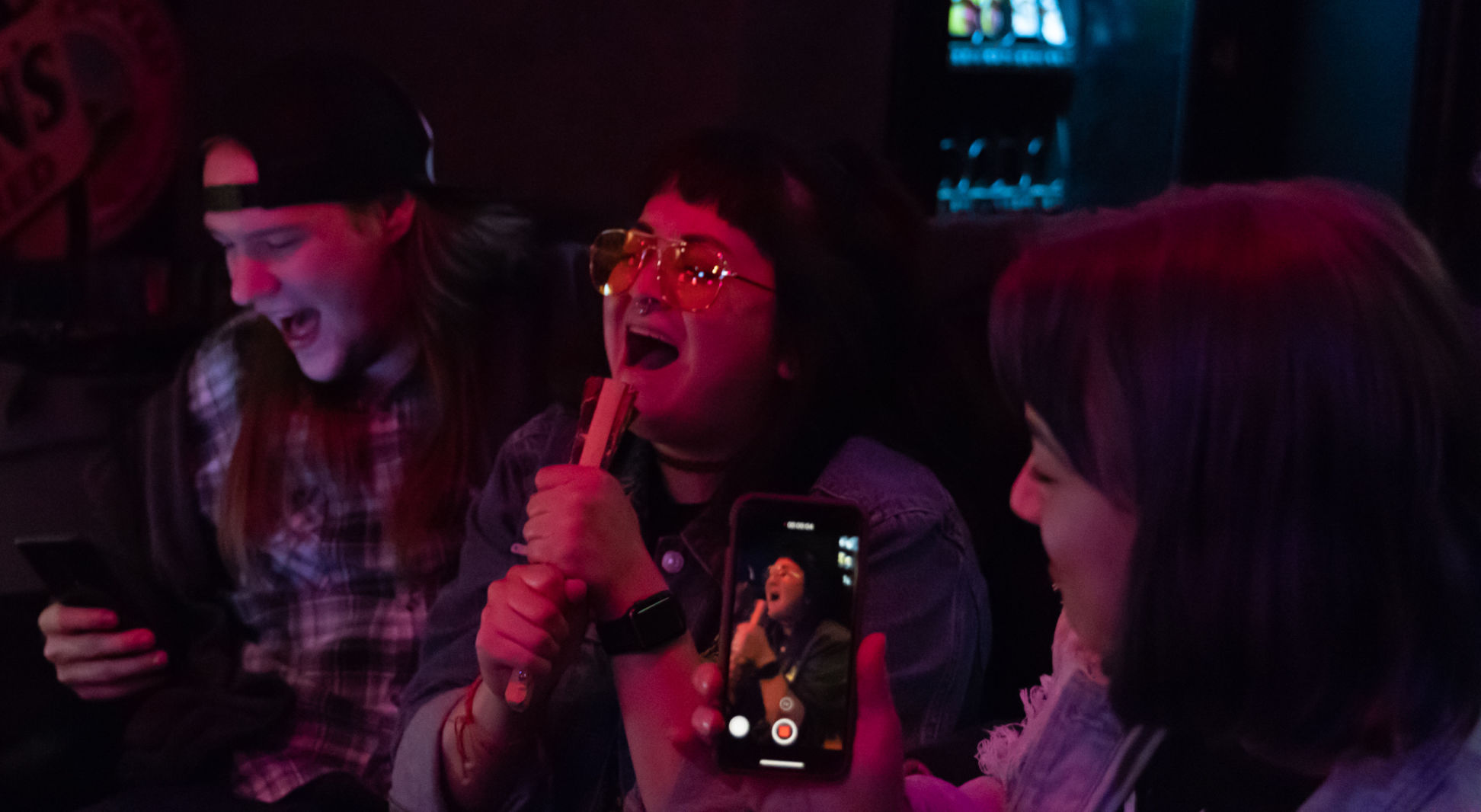 Students Sing Onstage For Karaoke Nights At Caves Lounge Life   5bfc6ff769e67.image 