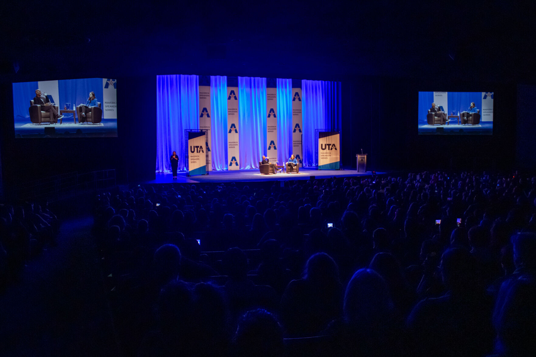 Reading Rainbow host LeVar Burton captivates thousands during