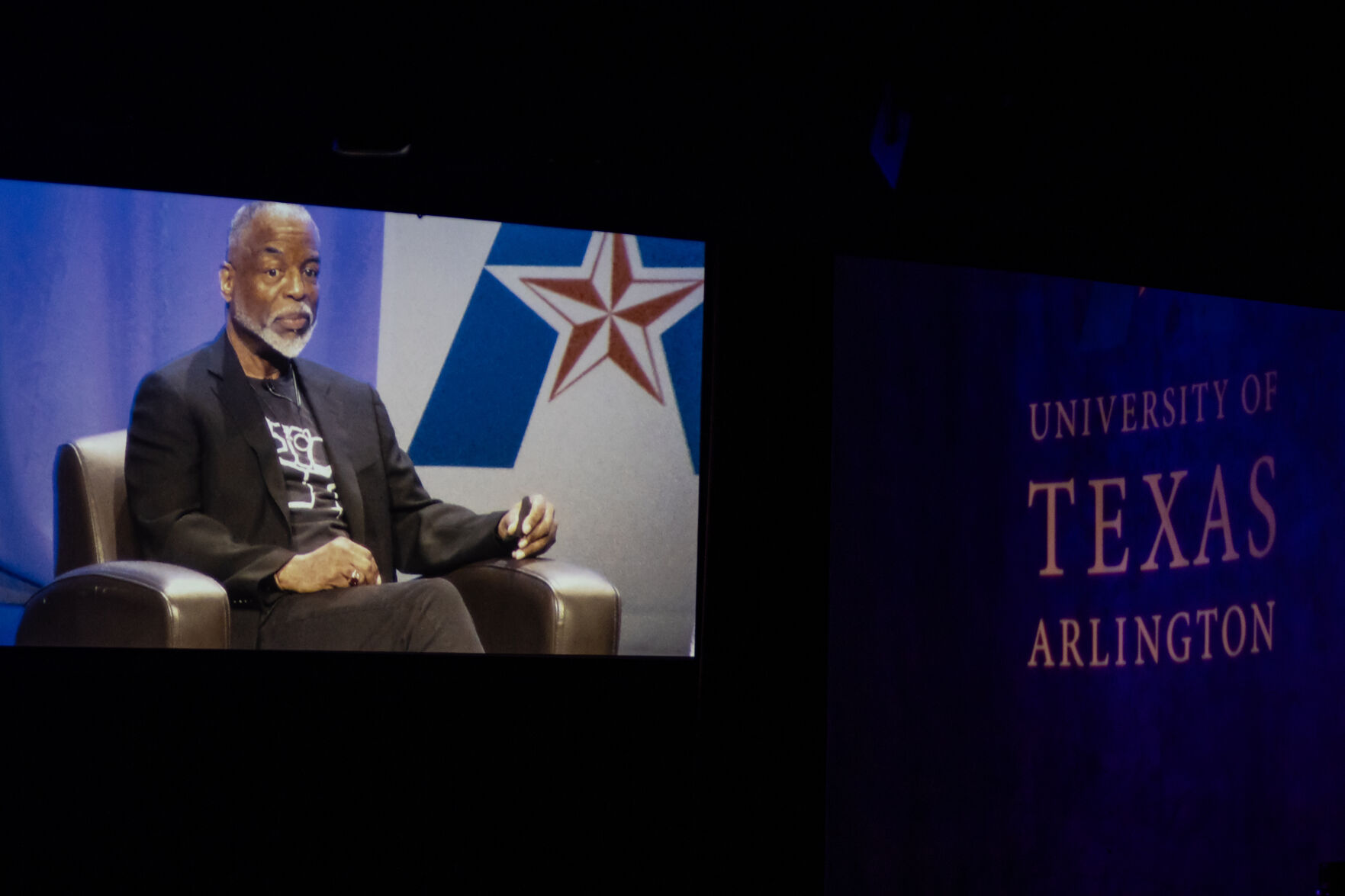 Reading Rainbow host LeVar Burton captivates thousands during