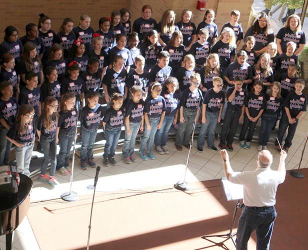 Elementary choir sings for UTA holiday event | News | theshorthorn.com