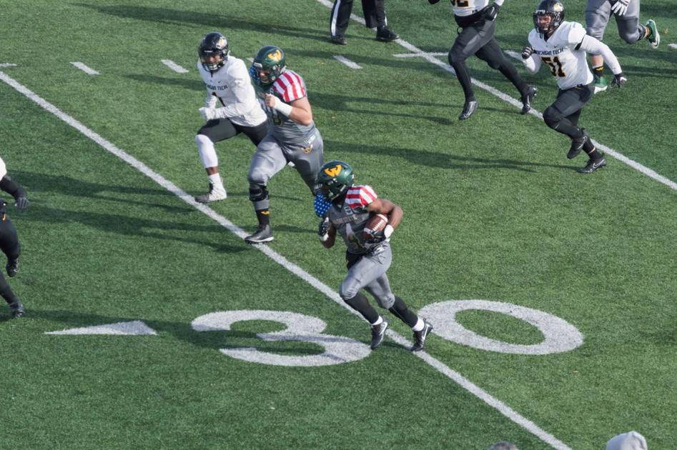 Wsu Football Dominates Michigan Tech In Home Finale Mobile Thesouthend Wayne Edu