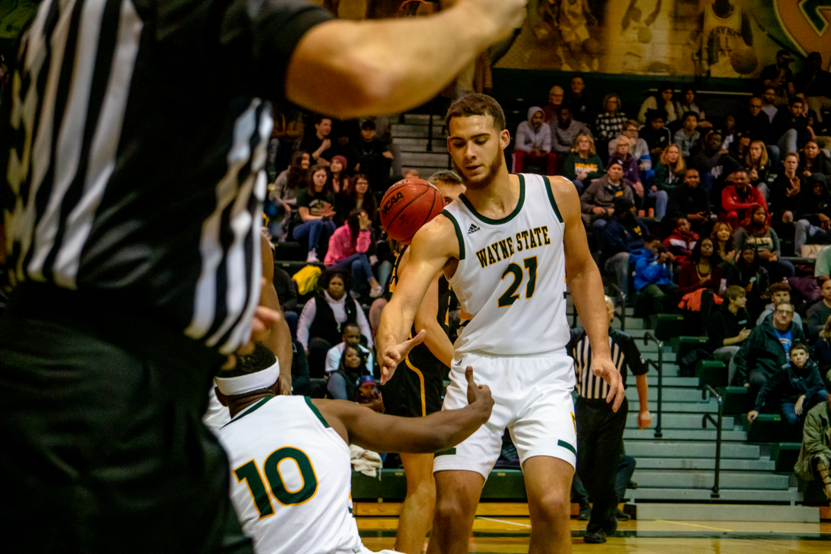 Men S Basketball Falls In Season Opener Gallery Thesouthend