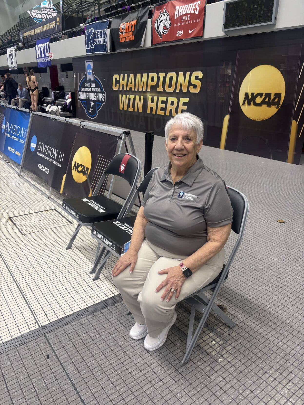 NCAA水泳職員を長年務めた彼女は、76歳の誕生日をプールの隣という幸せな場所で過ごした