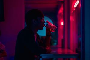 Does being alone change how much we drink?