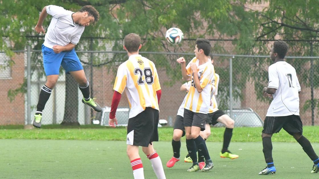 Lcchs Upsets Undefeated John Rennie In Rain Soaked Game Sports Thesuburban Com