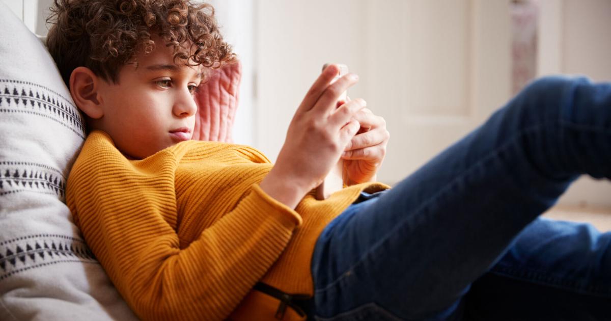 Logging off: How to combat too much screentime with kids | Psychology Logging off: How to combat too much screentime with kids | Psychology