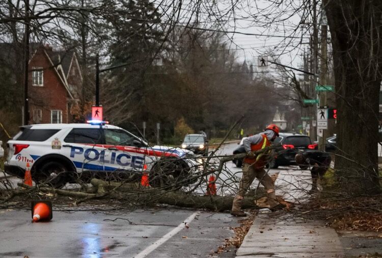 Wind storm knocks out power to over 250,000 in Ontario - 10,500 in ...