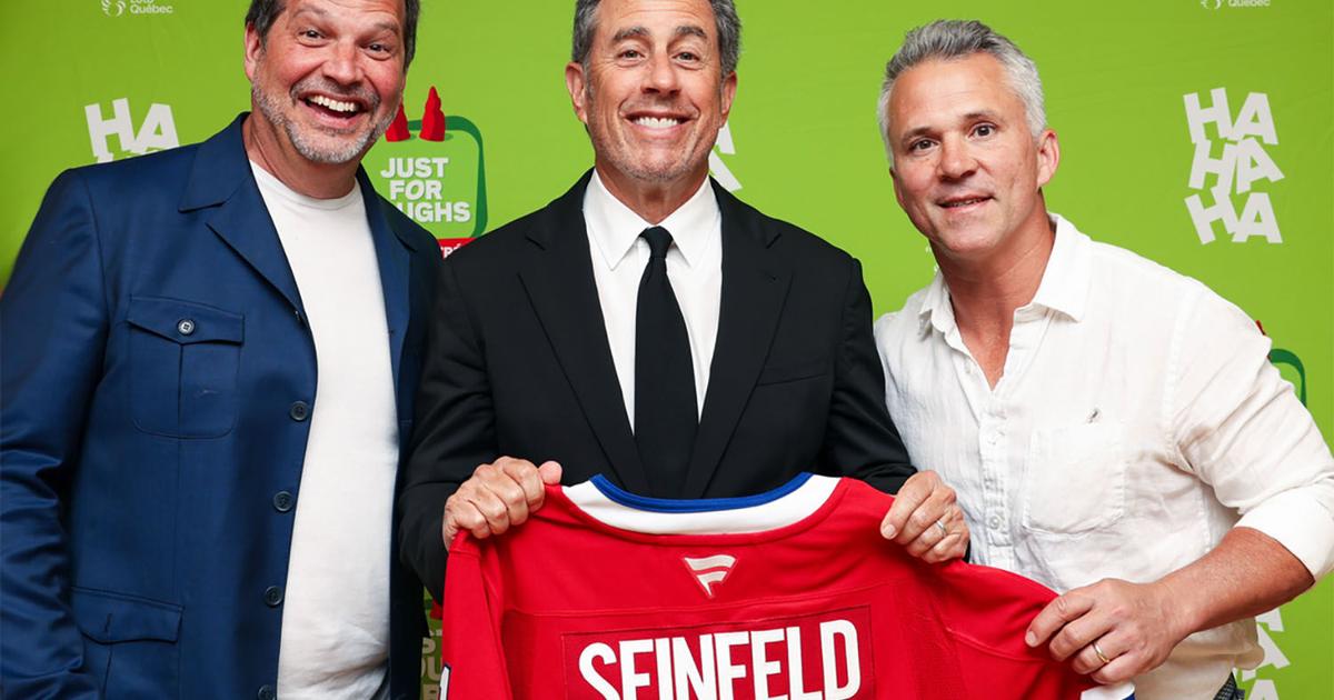 Martin, meet Jerry: Montreal Canadiens coach presents Jerry Seinfeld with team jersey at JFL performance