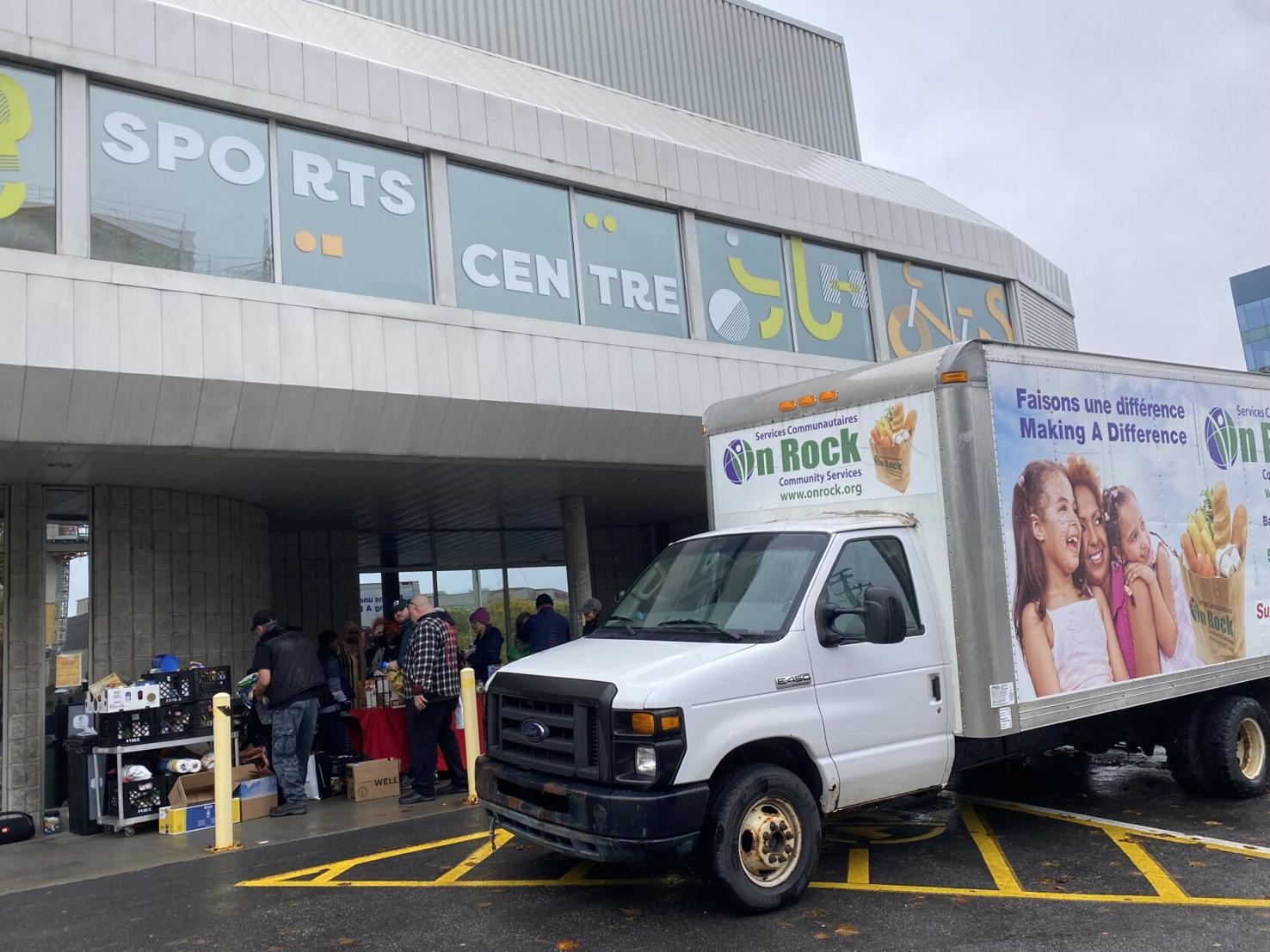 Drivethru food drive in PointeClaire helps restock WI food banks