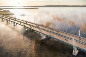 Where wind meets water: Île-aux-Tourtes Bridge