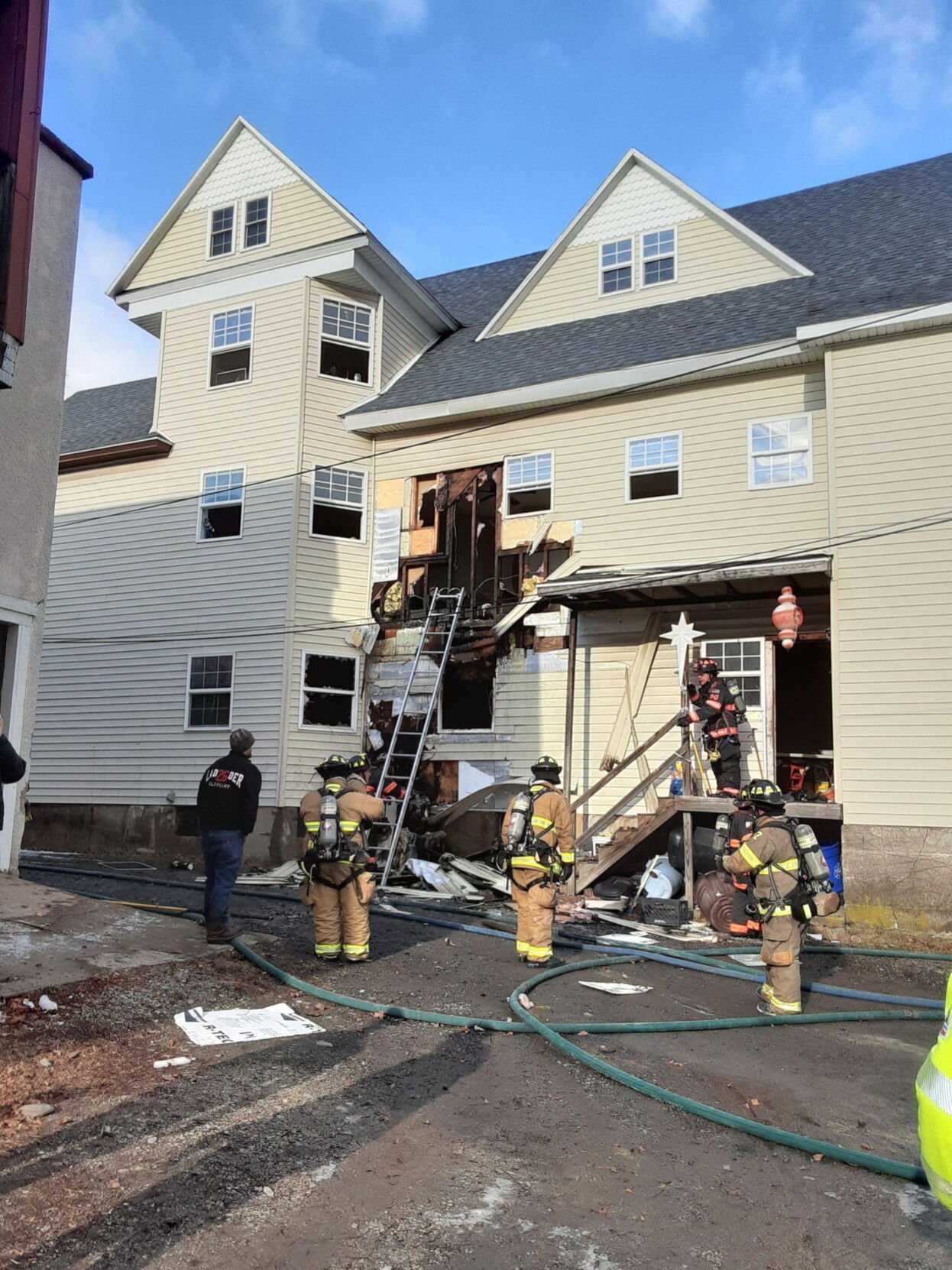 Fire damages apartment building in Blakely
