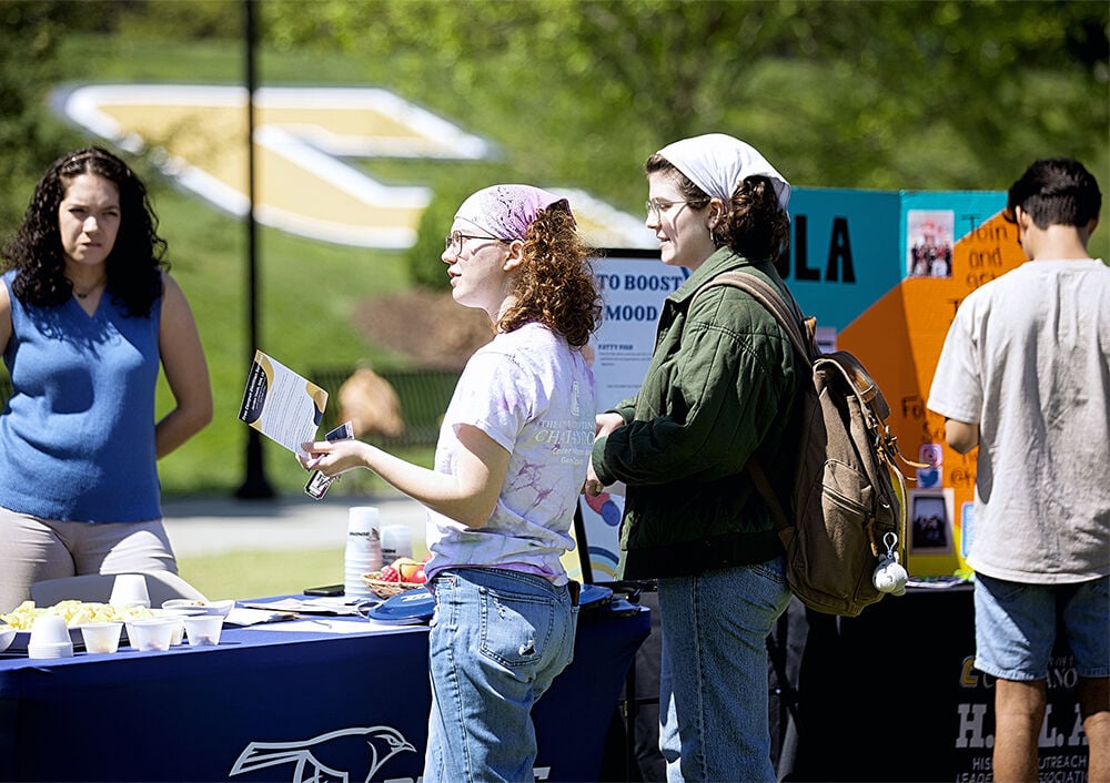 Digital Detox: Students Embrace Flip Phones on Campus, Features