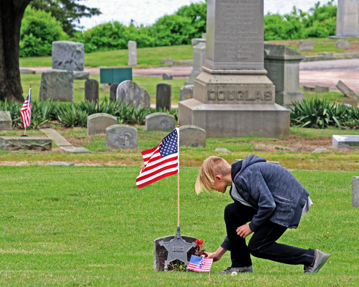 Photos Middle School Students Decorate Veterans Graves At River