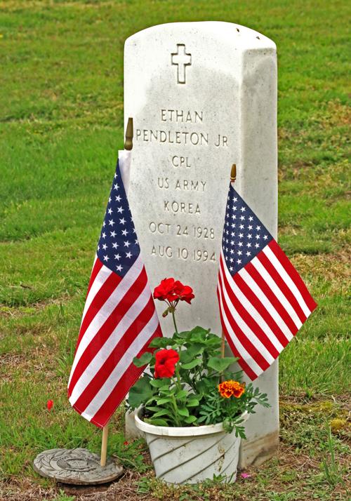 052319 Wes Wms Grave Decoration River Bend 314 Jpg