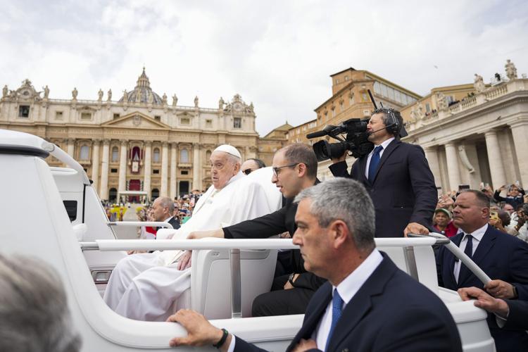 Pope Francis emerges from convalescence on Easter, delights crowd with