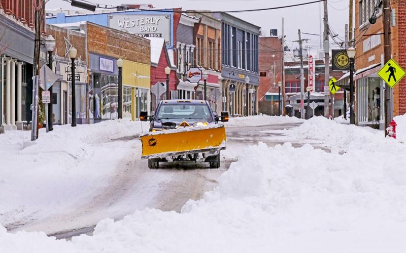 BURIED IN SNOW: Towns, residents dig out after weekend storm | Daily ...