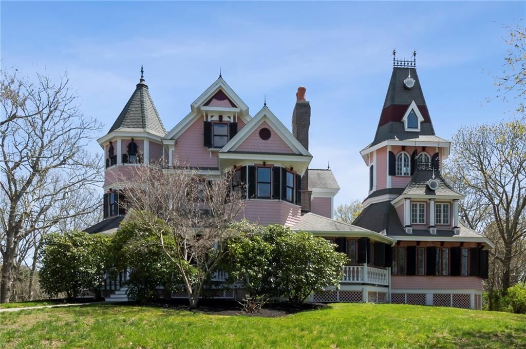 black pink様　House on the Hill 2024ss Watch Hill Pink Lady estate sells for more than $2.3 million