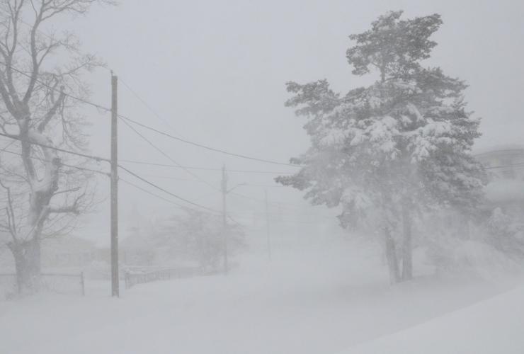 Thousands lose power, as blizzard slams region with heavy snow and high ...