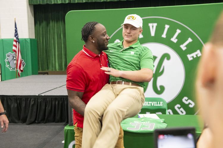 050142025 Holtville Signing 002.jpg