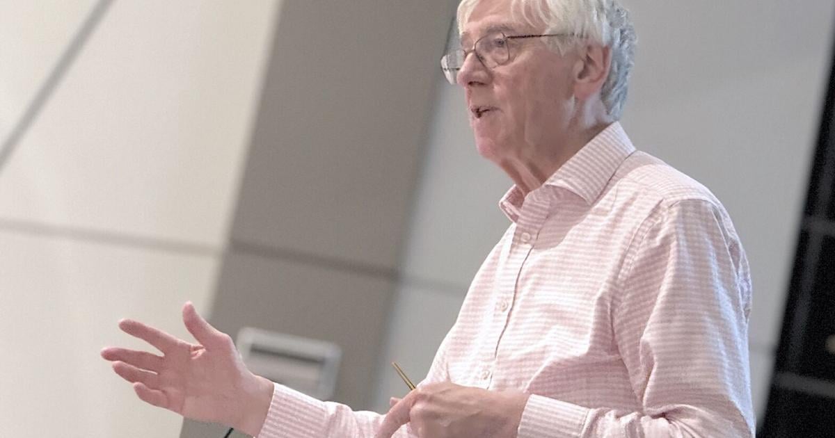 Superconductor: UK master rehearses community chorus