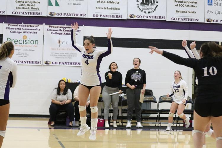 9121 ECC vs Iowa Central volleyball Gallery