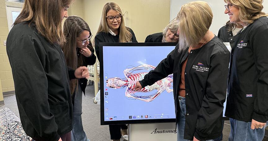 Estudiantes utilizando tecnología en el aula