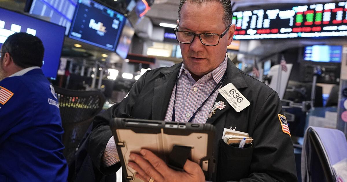 Stocks remain near record high despite oil prices rising