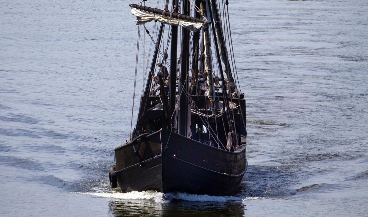 Christopher Columbus' ships head up the Tennessee River to ...