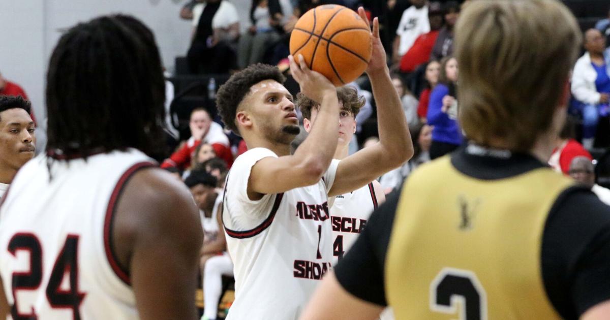 TimesDaily.com - Coming through in the end: Muscle Shoals, with major rally, pulls in area title image