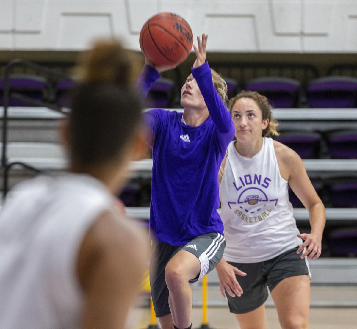 Una Women S Basketball Wallen Sisters Hope To Close College