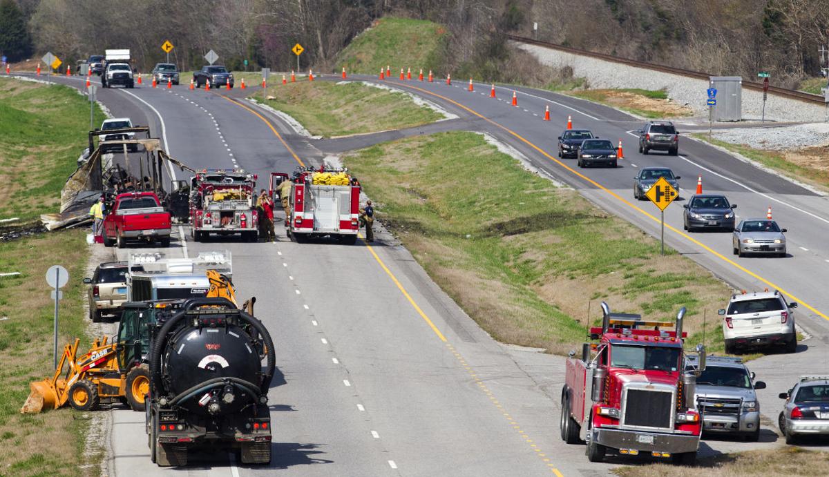 18-Wheeler burns 8