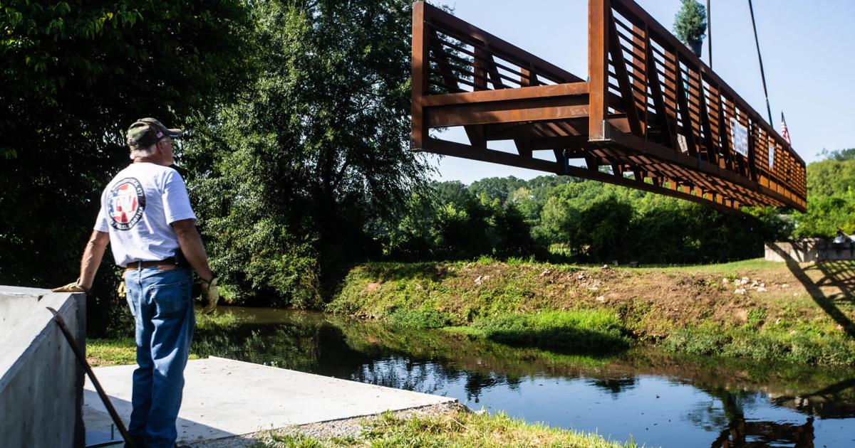 New Spring Park bridge set in place on Friday | Local News | timesdaily.com
