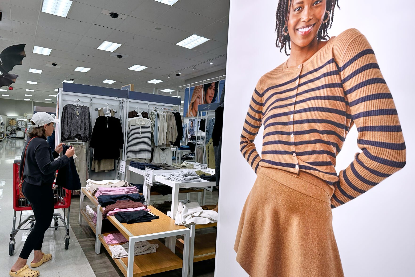 timesdaily.com - Anne D'Innocenzio Associated Press - Retail federation predicts first $1T holiday shopping season