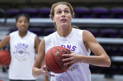 Una Women S Basketball Panetti Stands Tall In The Post Una