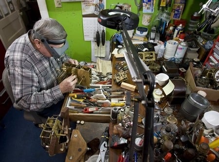 Local man specializes in grandfather clock repair ...