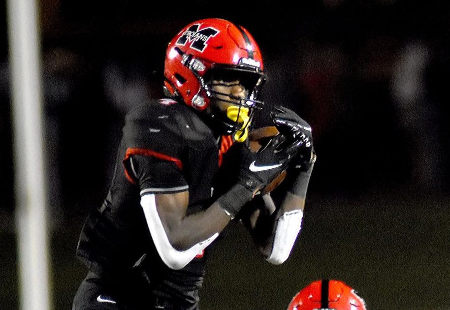 TimesDaily.com - Mangrum blocks punt, intercepts two passes as Muscle Shoals routs Deshler image