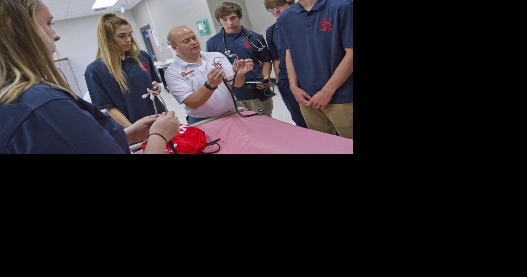 Muscle Shoals students first to get EMT training class Education