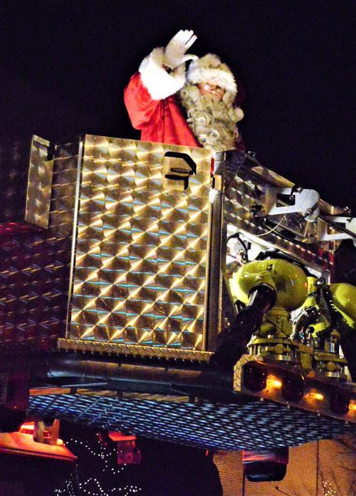Downtown Kingsport hosts parade, tree lighting