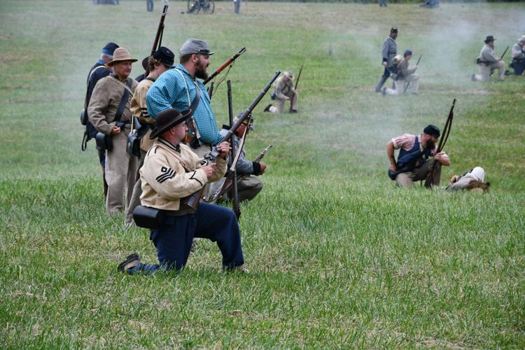 Confederates fire on Union soliders